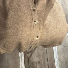 كنزة صوفية، كما تم الإبلاغ عنه بواسطة Amsterdam ID Aparthotel عبر iLost