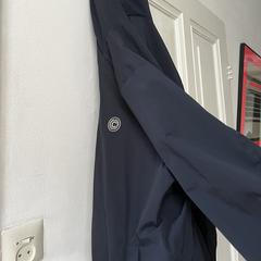 Darkblue Cars coat with keys, segons s'ha informat a iLost