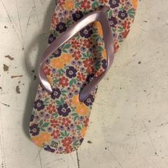 Szandál Slipper met bloemetje, amint azt Artis az iLost segítségével jelentette.