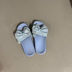 Kids slippers, jak nahlášeno Silver Sands Beach pomocí iLost