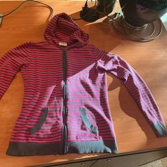 Veste Grijze en Roze strepen, come riportato da Hotel Theater FIGI utilizzando iLost