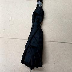 Deštník Zwart, jak nahlášeno Qbuzz GD Groningen Peizerweg pomocí iLost