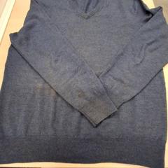 Pulóver Pull homme col en v bleu, amint azt IKEA Caen Fleury-sur-Orne az iLost segítségével jelentette.