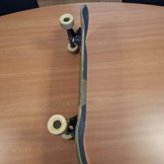 Skateboard Zwart met witte wielen., jak nahlášeno Connexxion Noord Holland Noord Alkmaar pomocí iLost