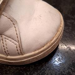 Children's shoe schoemtje wit, as reported by Rotterdam The Hague Airport using iLost