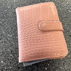 Portemonnee がiLostで Connexxion Amstelland-Meerlanden Amstelveen によって報告されました