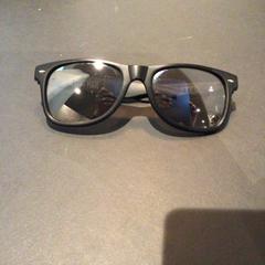 Sunglasses, ha sido reportado por Van der Valk Hotel Amsterdam Zuidas con iLost