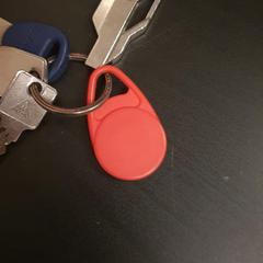 Wit keycord met enkele sleutels