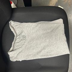 T shirt grey, a été signalé par The Dominican utilisant iLost