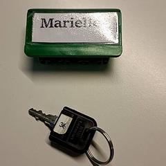 Clave sleutrltje + naamkaartje, segundo informou Ziekenhuis Oost-Limburg usando iLost