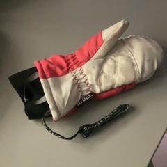Gloves Pink grey, as reported by MEININGER Hotel Budapest Great Market Hall using iLost