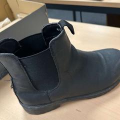 الحذاء، كما تم الإبلاغ عنه بواسطة DoubleTree by Hilton Rotterdam Centre عبر iLost