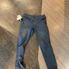 بنطلون جينز، كما تم الإبلاغ عنه بواسطة Gemeente Amsterdam - Bureau Gevonden Voorwerpen عبر iLost