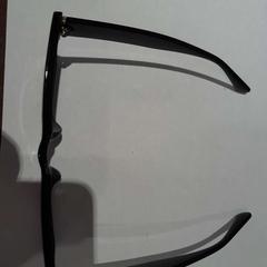 Lunette de vue noire, som rapportert av TCL ved bruk av iLost