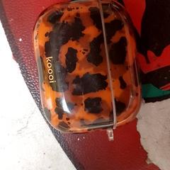 Elektronika - oortjes case, amint azt Regio Antwerpen - Brussel az iLost segítségével jelentette.