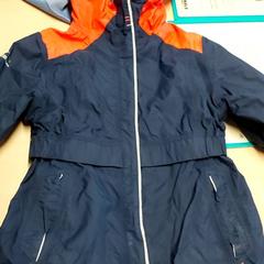 Vestiario Jas blauw roze, come riportato da Centraal magazijn utilizzando iLost