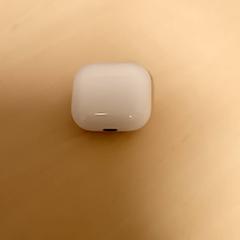 Sluchátko White, jak nahlášeno Mövenpick Hotel Amsterdam City Centre pomocí iLost