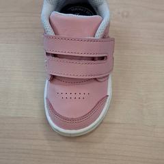 Sneaker Rose bébé, come riportato da IKEA Avignon utilizzando iLost