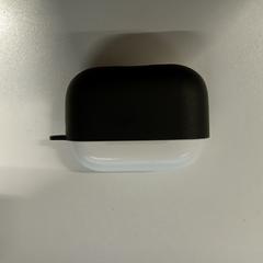 Belarrietarako tapoiak Airpods Wit oplaadcase met zwarte hoes, gisa salatu by TU/e - Receptie Matrix iLost erabiliz