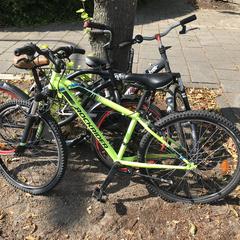 Mountainbiken kinderfiets met lek voorwiel, ako bolo nahlásené iLost