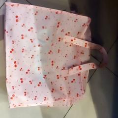 Pink bag only がiLostで Leonardo Royal Hotel Amsterdam によって報告されました