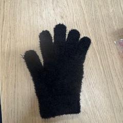 Guant zwart, fluffy, segons ha informat IKEA Duiven mitjançant iLost