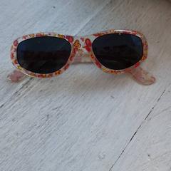 İLost kullanarak DierenPark Amersfoort tarafından bildirildiği gibi Güneş gözlüğü Kind met gele en roze hartjes