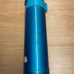 Blauwe drinkfles, gemeldet von Pathé Spuimarkt über iLost