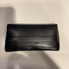 Szemüvegtok szemüveggel, amint azt Gemeente Amsterdam az iLost segítségével jelentette.