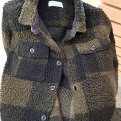 السترة Kaki et noire، كما تم الإبلاغ عنه بواسطة IKEA Grenoble عبر iLost