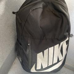 Zwarte rugzak met nike logo, iLost-i jakinarazi zaion moduan
