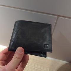 Zwarte portemonnee DD, amint azt az iLostnak jelentették.