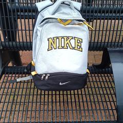 Blauwe rugzak met duure inhoud, iLost에 보고됨