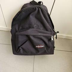 Zaino Zwart Eastpak, come riportato da Regio Antwerpen - Brussel utilizzando iLost