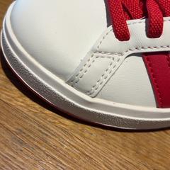 Purchase adidas Rood/wit, segons ha informat Designer Outlet Roermond mitjançant iLost