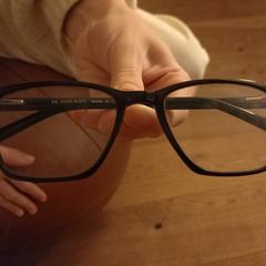Zwarte Burberry bril, jak bylo nahlášeno na iLost