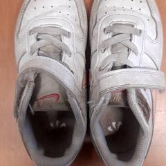 Kinderschoen & Sportschoenen, zoals gemeld door Grand Hotel Amrath Kurhaus met iLost