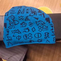 Chapéu modrá, como reportado por IKEA Brno utilizando o iLost