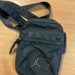 Tasje van Asiyo, a été signalé par Gemeente Amsterdam utilisant iLost