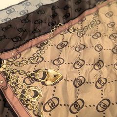 Foulard en soie Motif brun, amint azt IKEA Mons az iLost segítségével jelentette.