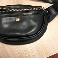 Bossa de cintura Zwart leer, segons ha informat Arriva West-Brabant mitjançant iLost