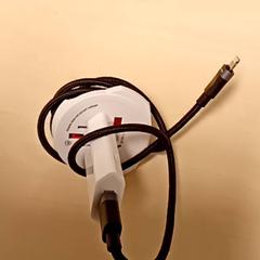 Adaptér White, jak nahlášeno Mövenpick Hotel Amsterdam City Centre pomocí iLost