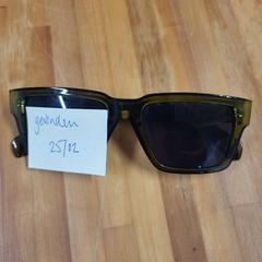 Ulleres de sol, segons ha informat Bolognalaan 101 mitjançant iLost