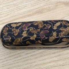 Pouzdro na brýle à fleur avec lunettes noires, jak nahlášeno IKEA Liège pomocí iLost