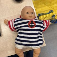 Leksaksdocka avec pull marinère, rapporterat av IKEA Marseille La Valentine med iLost