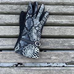 A glove، كما تم الإبلاغ عنه عبر iLost