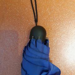 Parapluie pliant bleu, a été signalé par TCL utilisant iLost