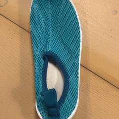 くつ Blauw がiLostで Familie Resort Molenwaard によって報告されました