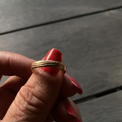 Gouden ring met inscriptie, iLost'a bildirildiği gibi