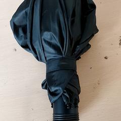 Opvouwbare paraplu zwart がiLostで Centraal magazijn によって報告されました